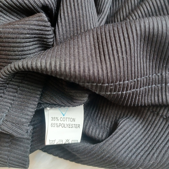 💰3/$30Black detailed lace & pear top - Picture 5 of 5